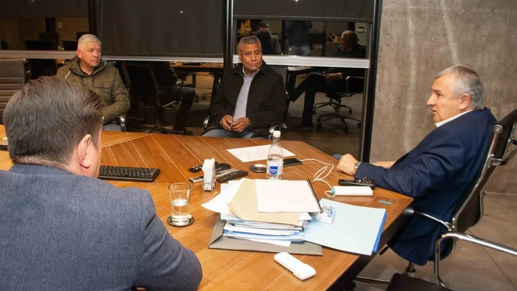 El titular de la UTA-Jujuy, Sergio Lobo; el ministro de Trabajo, Gaspar Santillán; y el gobernador Gerardo Morales, con demás asistentes a la reunión que condujo al levantamiento del paro de colectiveros en Jujuy.