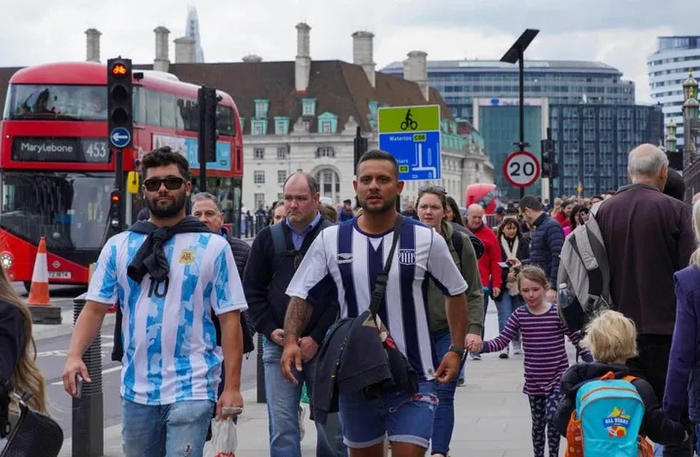 Londres se tiñe de celeste y blanco. Casi 60 mil argentinos estarán para ver el partido entre Argentina e Italia.