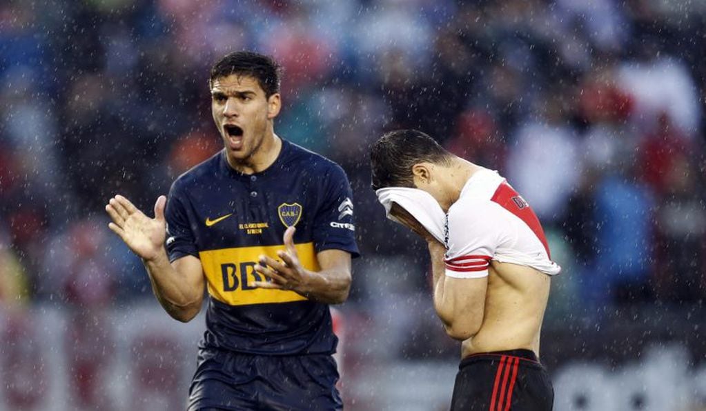 superclasico bajo una lluvia torrencial tormenta
Boca river 2014
river
River Plate's Rodrigo Mora (R) reacts after failing to score a penalty while Boca Juniors' Lisandro Magallan celebrates during their Argentine First Division soccer match in Buenos Aires, October 5, 2014.    REUTERS/Marcos Brindicci (ARGENTINA - Tags: SPORT SOCCER) cancha de river plate rodrigo mora Lisandro Magallan campeonato de primera division torneo de transicion 2014 futbol futbolistas partido river plate boca juniors