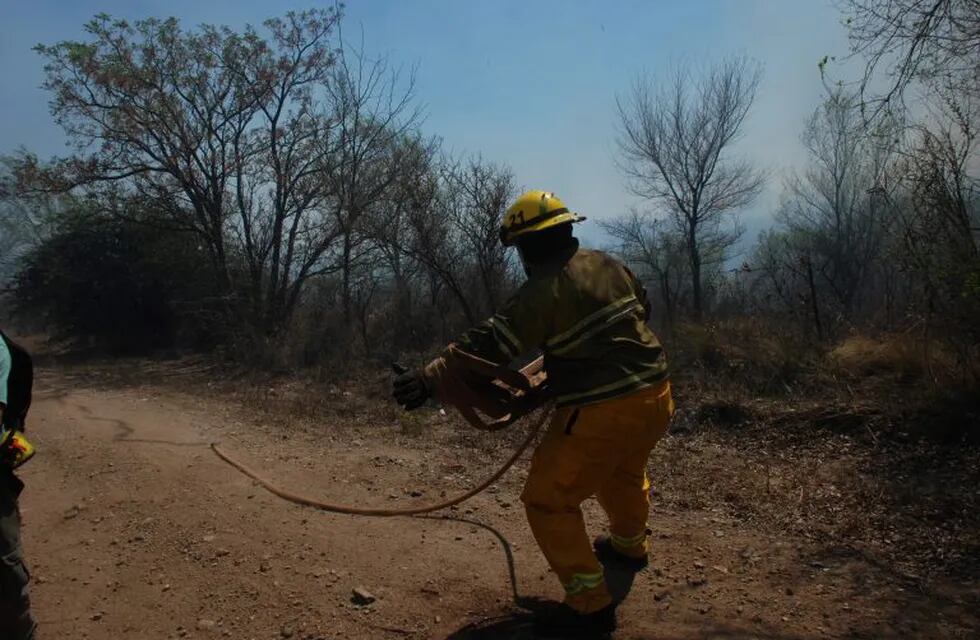 El trabajo de los bomberos, una tarea que merece reconocimiento todo el año (Gentileza La Voz).