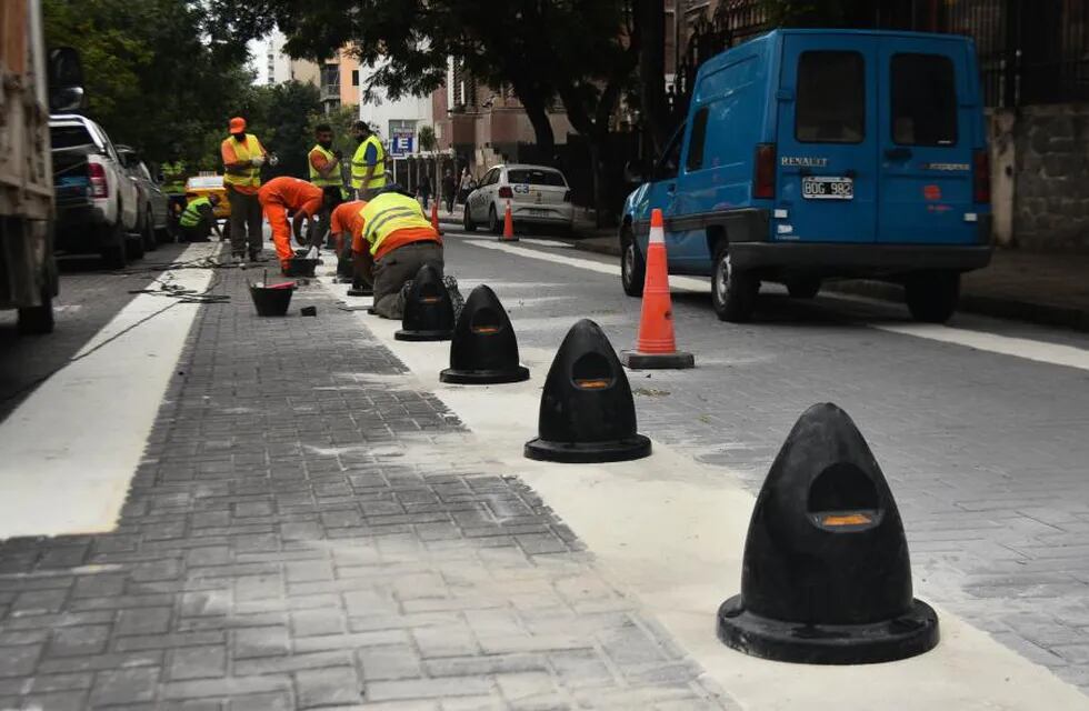 Ensancharán las veredas, se instalarán bicicleteros, nuevos bancos de hormigón, macetones con árboles y bolardas.