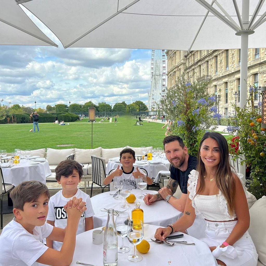 Lionel Messi y Antonela Roccuzzo disfrutan de un almuerzo junto a sus hijos en Paris.
