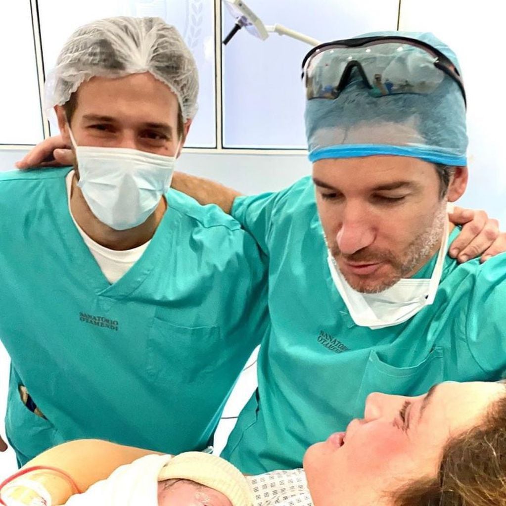 Con unas fotos de los primeros segundos de vida del pequeño luego del parto, Oviedo conmovió a sus fans con sus palabras.