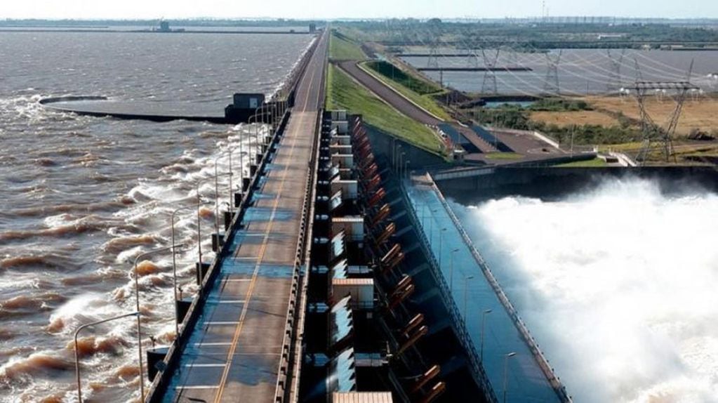 En la represa existe un paso fronterizo entre Argentina y Paraguay.