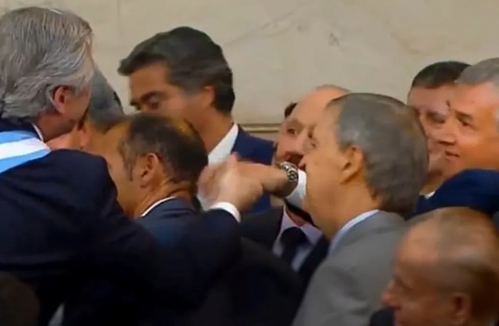 Alberto Fernández y Gerardo Morales, en un apretón de manos el día de la asunción presidencial. \