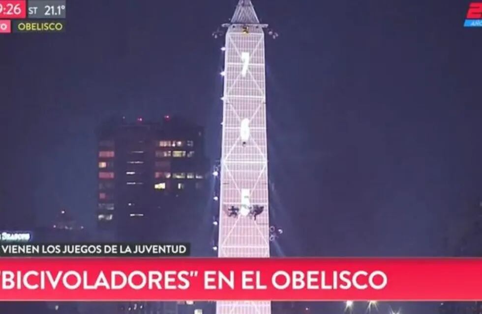 Así quedó el Obelisco para la inauguración de los Juegos Olímpicos de la Juventud.