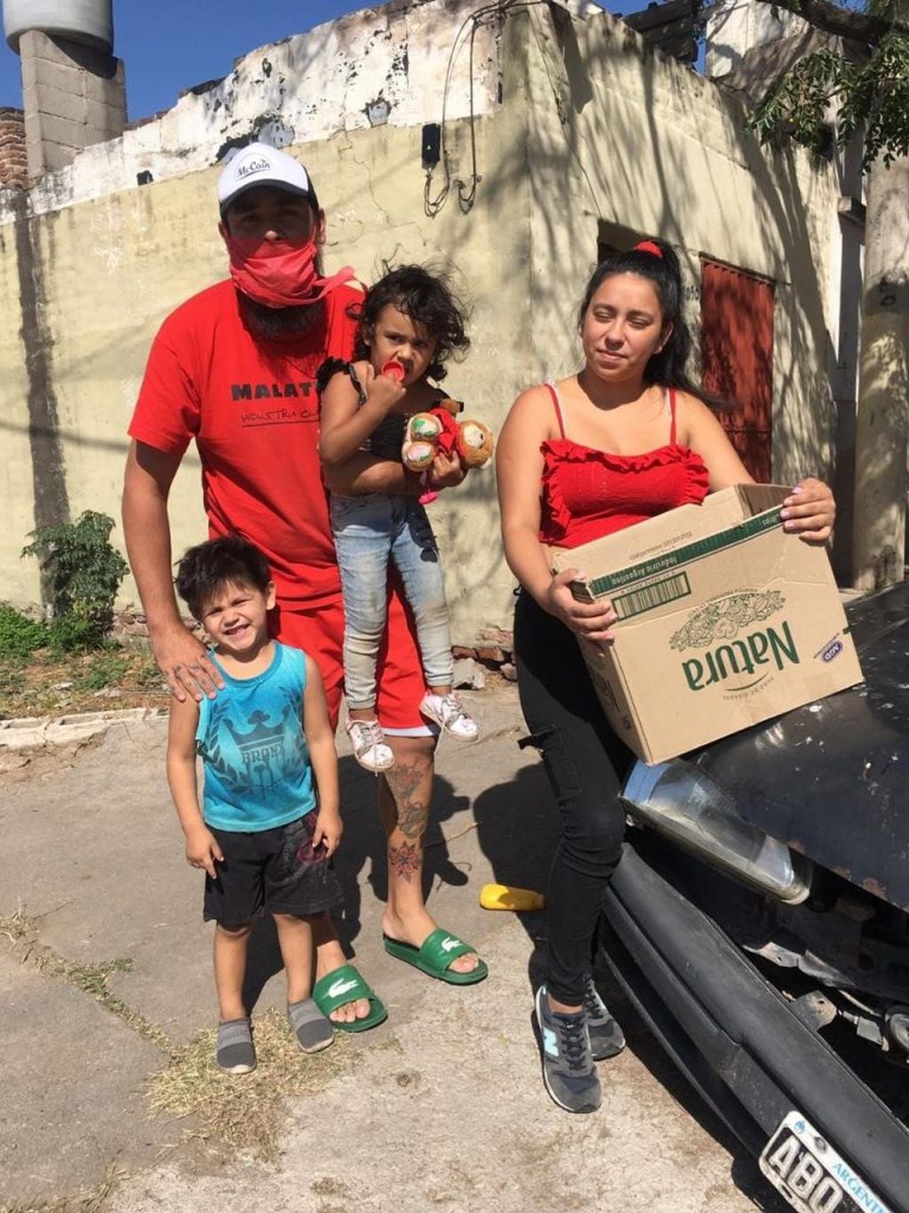Juan Balquinta en uno de esos recorridos por los barrios más carenciados entregando mercadería para ayudar a los vecinos.