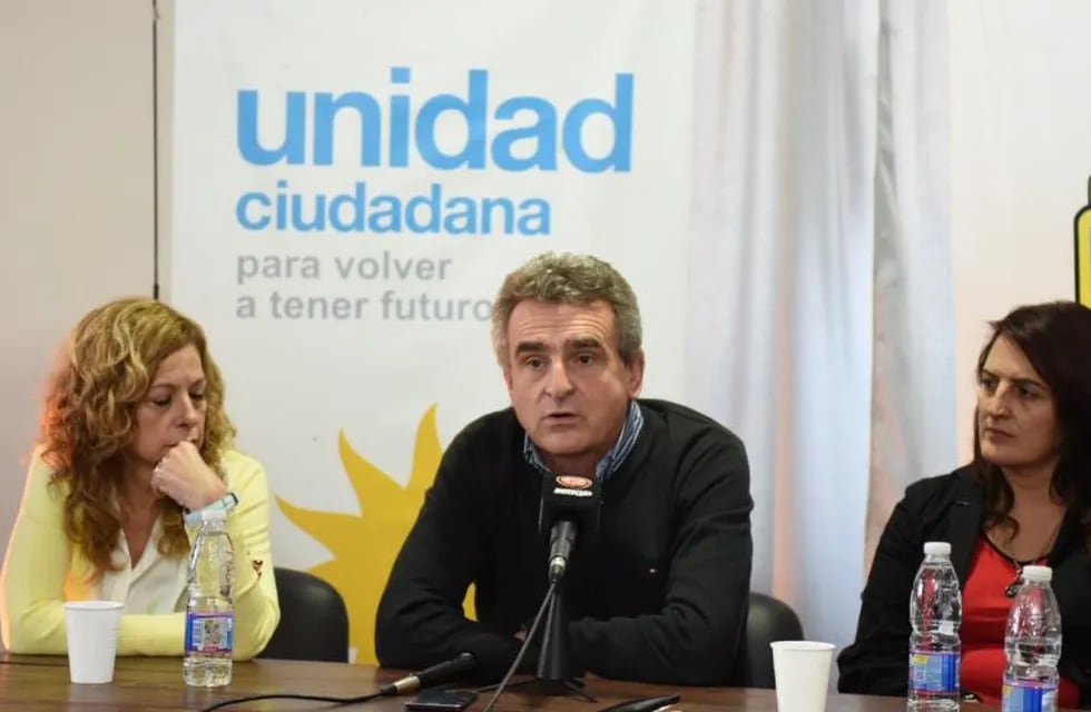El legislador de Unidad Ciudadana brindó una conferencia de prensa en Trenque Lauquen. (@rossiagustinok)