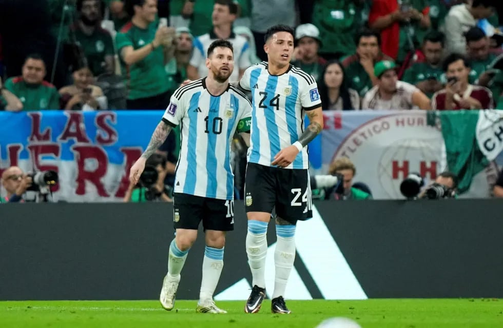 Messi y Enzo Fernández. (AP)