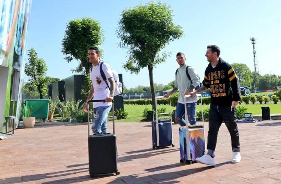 Messi, Di María y Paredes llegaron al país para sumarse a la Selección.