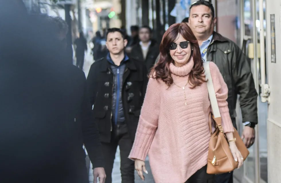 Cristina Fernández De Kirchner en la puerta de su casa, después del intento de atentado de hace 10 días atrás. 
Foto Federico Lopez Claro