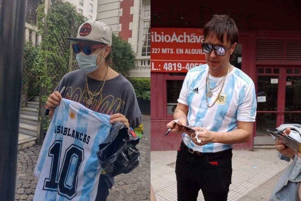 Julian Casablancas, cantante de The Strokes, con la camiseta de la Selección