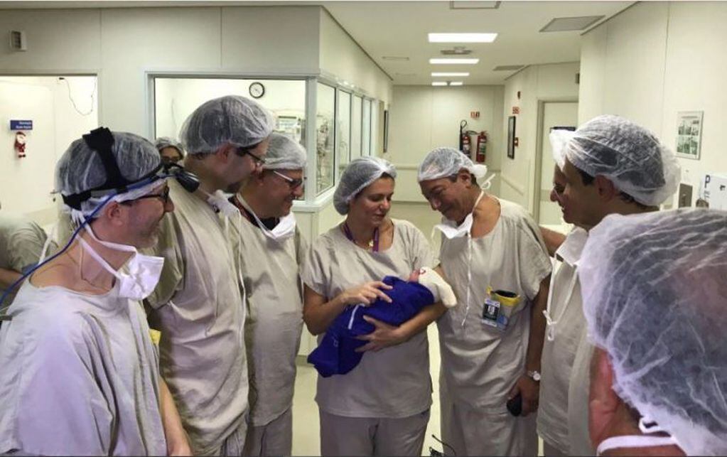 El equipo médico del  Hospital Universitario de Sao Paulo con la recién nacida en sus brazos