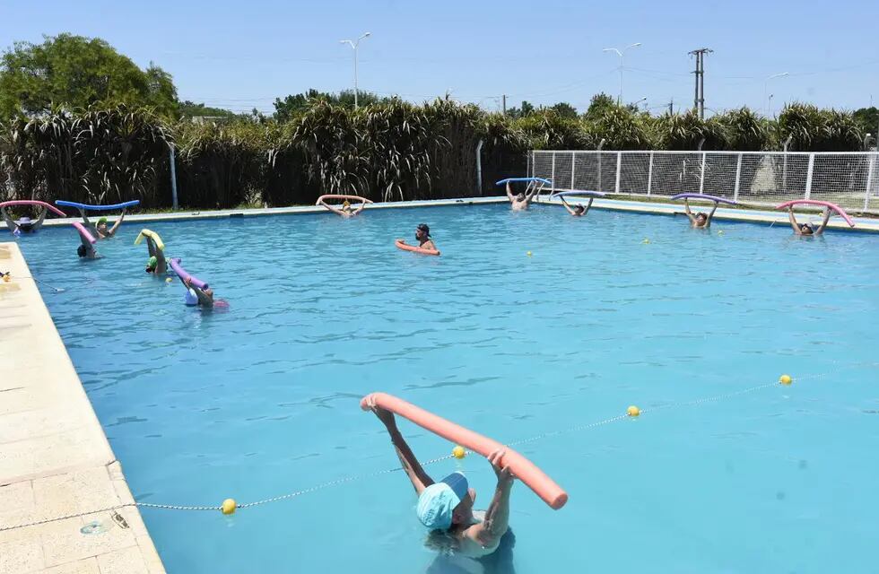 Yoga en el agua, una de las actividades que pueden desarrollar los adultos mayores en la pileta municipal