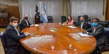 El Ministro de Economía, Martin Guzmán, acompañado por el representante argentino ante el FMI, Sergio Chodos, con la delegación del FMI. (Foto: Prensa Economía)