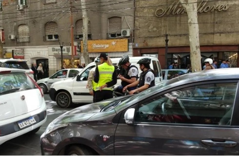 Una agente de tránsito fue golpeada por una mujer en pleno centro de Mendoza.