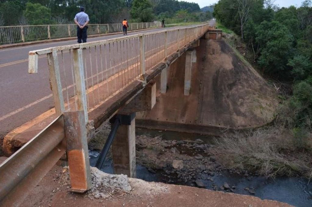 Operativos de prevención debido al mal estado del puente sobre el arroyo Cuña Pirú.