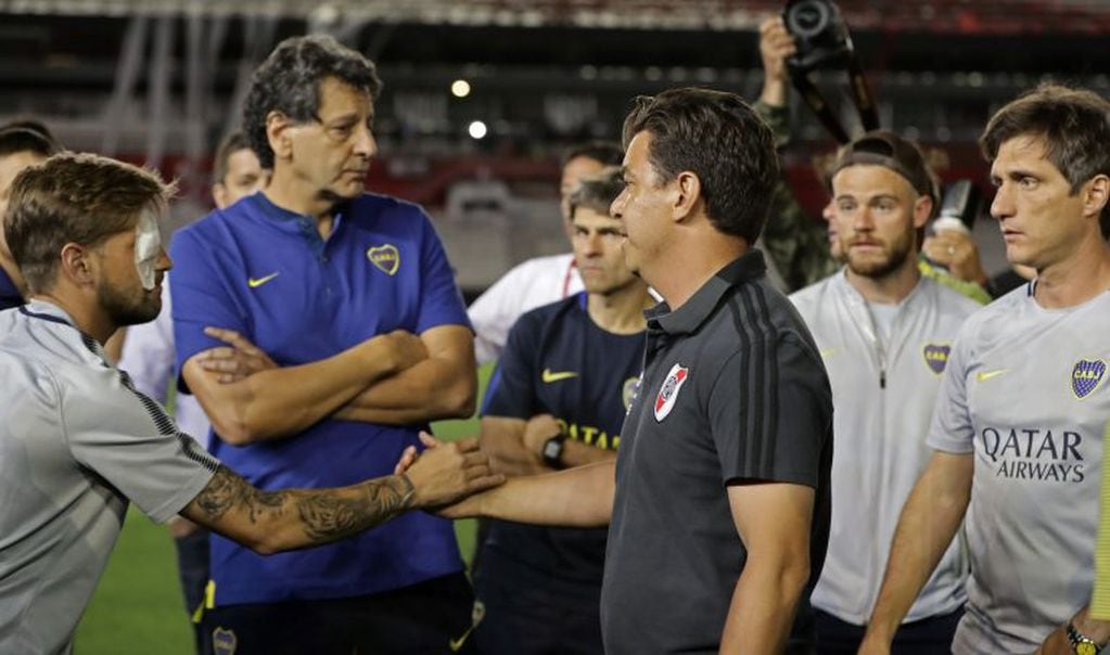 Dirigentes y jugadores de Boca y River, luego de la suspensión del partido final de la copa Libertadores.