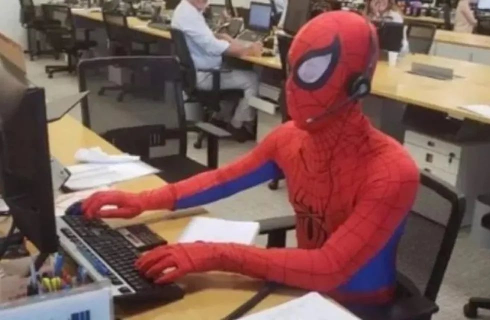 Renunció a su trabajo y el último día se dio un lujo: fue vestido como Spider-Man.