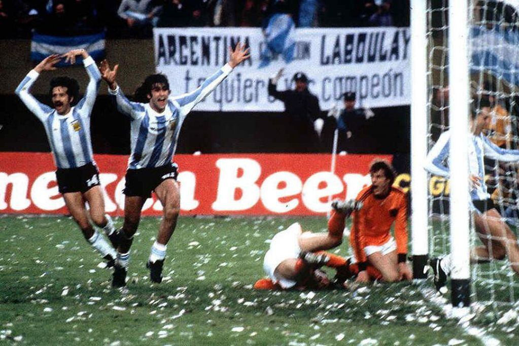 Mario Kempes anota el primer tanto argentino en la final del Mundial Argentina 78. (La Voz del Interior/archivo)