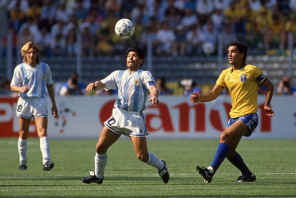 Diego Maradona frente a Brasil en el Mundial Italia '90.