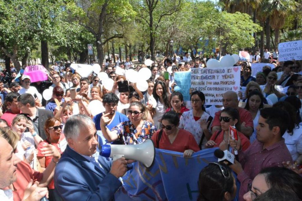 La protesta tuvo una parada en la Legislatura donde los trabajadores fueron recibidos por el Vicegobernador Néstor Bosetti