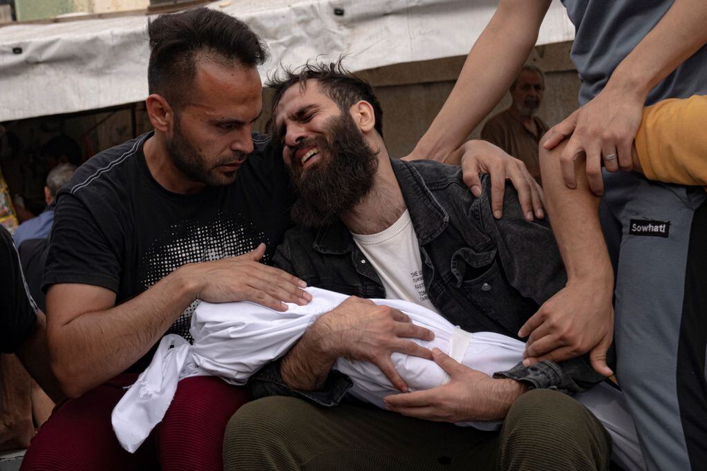 Los palestinos lloran a sus familiares muertos en el bombardeo israelí de la Franja de Gaza, en una morgue en Khan Younis, el domingo 29 de octubre de 2023. Foto: AP / Fatima Shbair