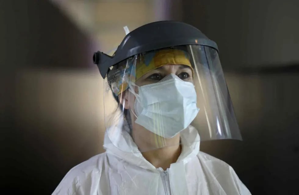 Una enfermera vestida con equipo de protección, en el Hospital Piñero de Buenos Aires. (AP)