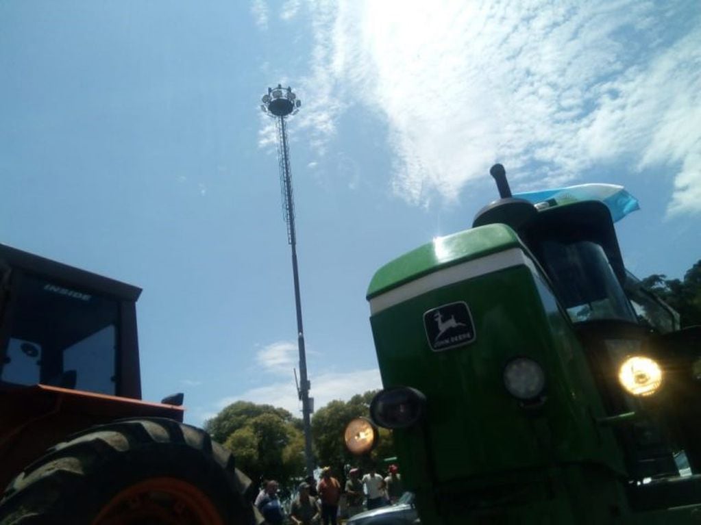 Los tractores coparon la zona del Monumento a la Bandera y se cortó por completo la Avenida Belgrano. (@radio2rosario)