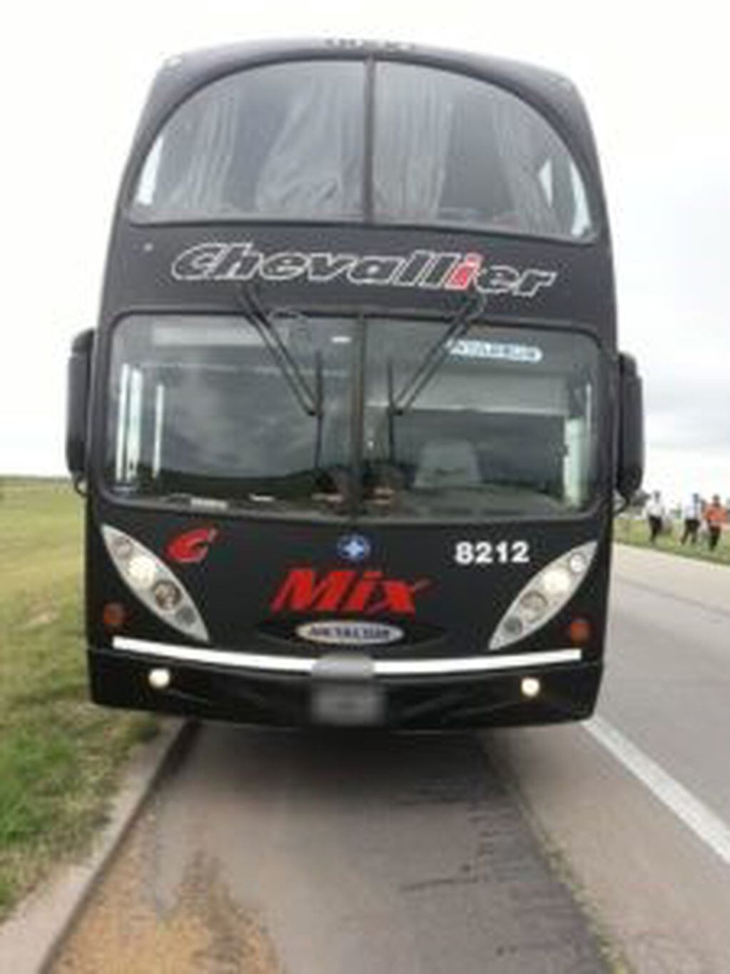 En la Autopista Córdoba-Rosario un Corsa chocó a un colectivo, se cruzó la ruta y terminó en la otra vía. (Bomberos de Leones)