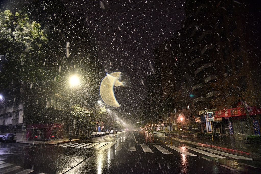 El centro de la capital de Córdoba se cubrió de nieve. (Pedro Castillo/ La Voz)