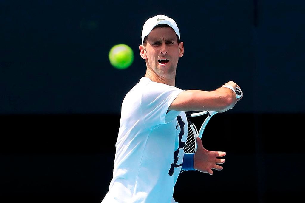 Novak Djokovic volvió a entrenarse en Melbourne con la expectativa de competir