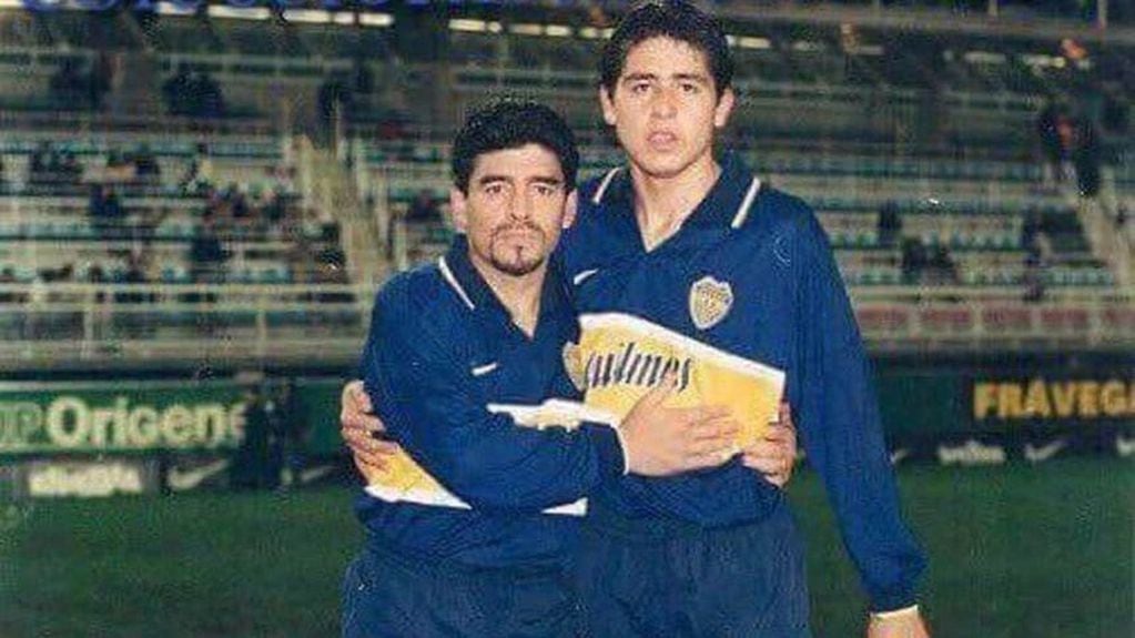 Maradona y Riquelme, juntos en Boca. 