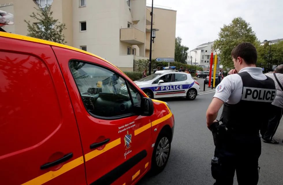 ISIS se atribuyó el ataque con un cuchillo que dejó dos víctimas cerca de París.