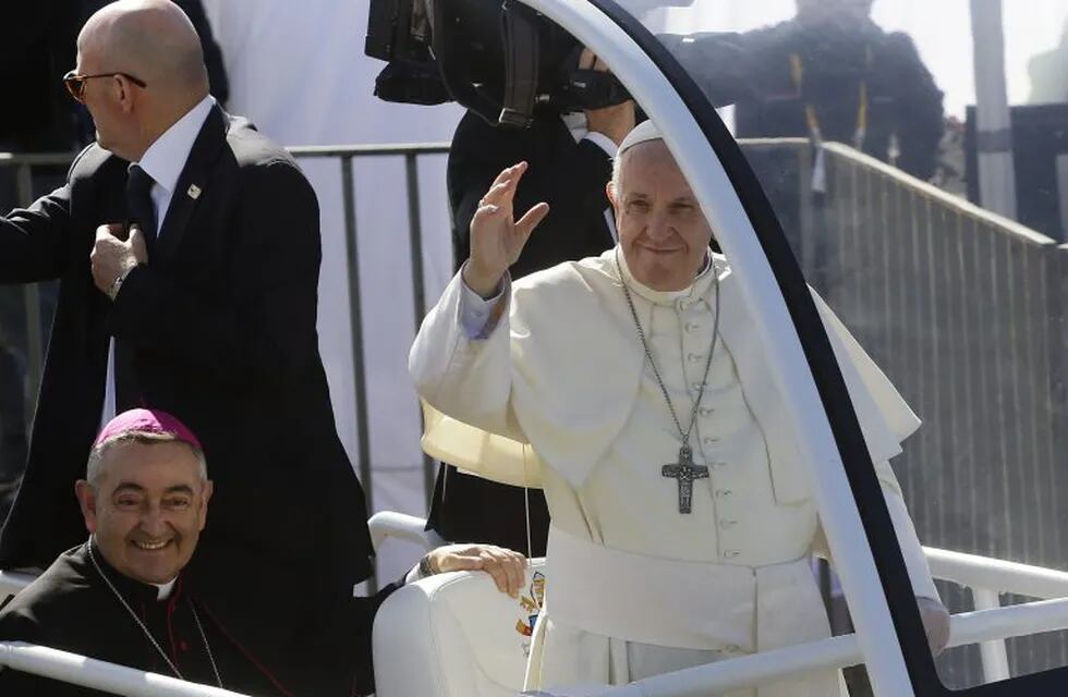 El papa Francisco saluda a la multitud al llegar en papamóvil al Aeródromo de Maquehue.