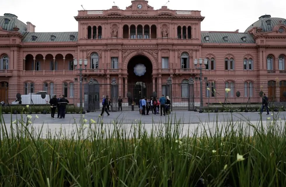 Pedestrians gather in front of the presidential palace in Buenos Aires, Argentina, Thursday, Nov. 29, 2018. Leaders from the Group of 20 industrialized nations will meet in Buenos Aires for two-day starting Friday. (AP Photo/Natacha Pisarenko) ciudad de buenos aires  reunion cumbre del G20 en buenos aires casa rosada