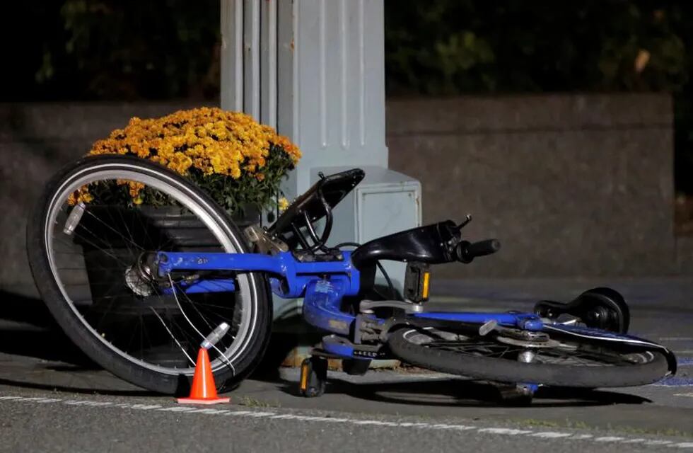 La camioneta arremetió contra las víctimas sobre una ciclovía. (REUTERS/Andrew Kelly)