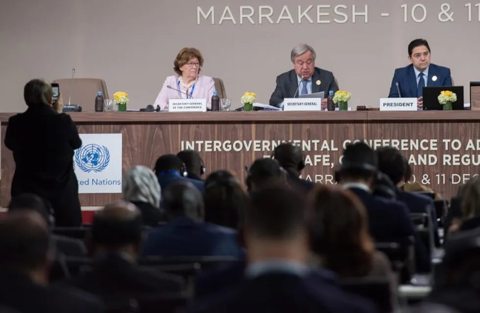 El secretario general de la ONU, Antonio Guterres, el ministro marroquí de Exteriores, Nasser Bourita y la secretaria general de la conferencia, la canadiense Louise Arbour (i), participan en la conferencia intergubernamental de la ONU.