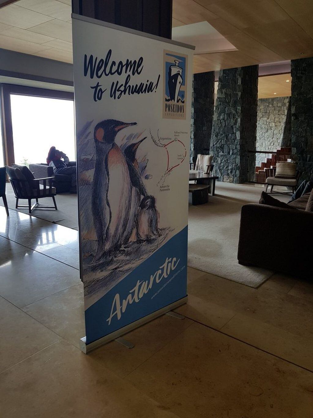 Banner en el lobby del hotel, propiedad de Poseidon Expedition