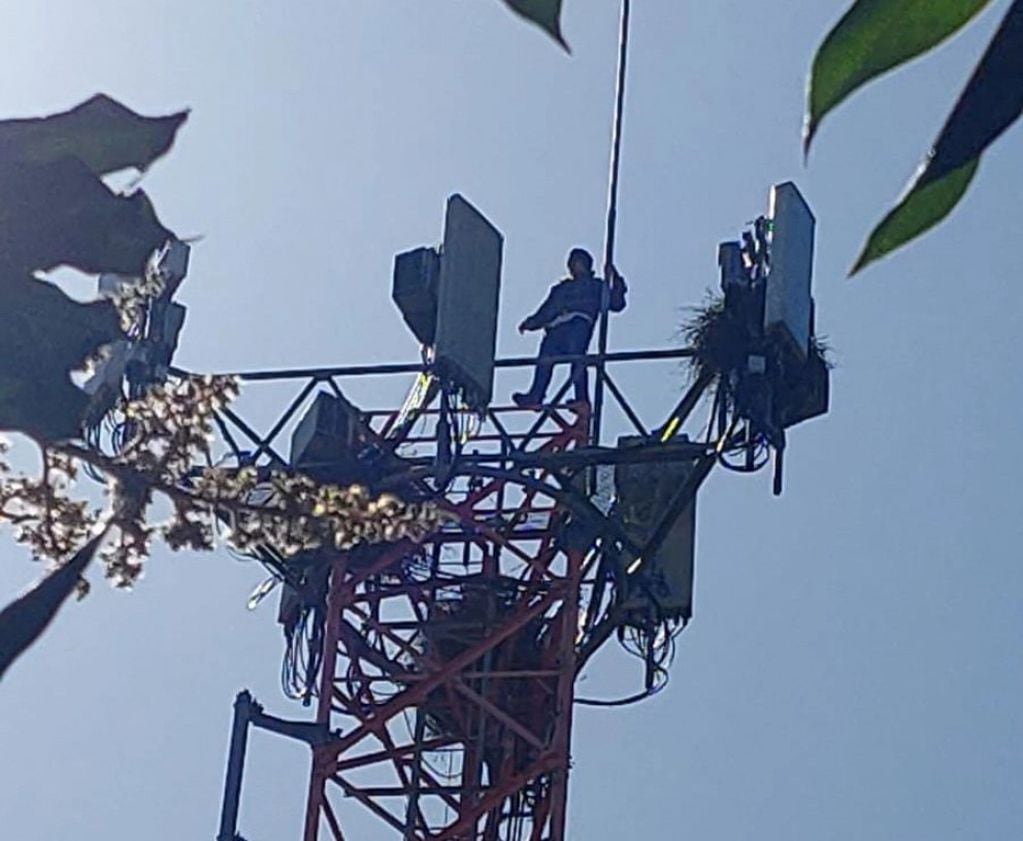 Hombre se subió a una antena de 40 metros de altura en Posadas y amenazaba con arrojarse.