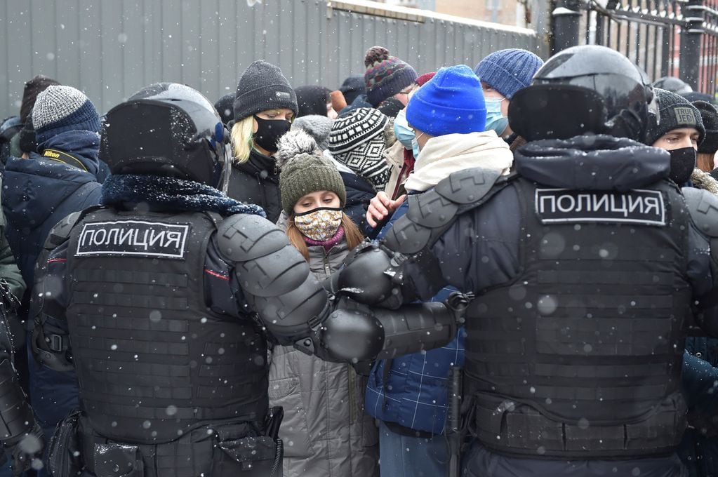 Cientos de personas fueron detenidas en medio de las protestas que exigían la liberación del opositor Alexei Navalny. AP