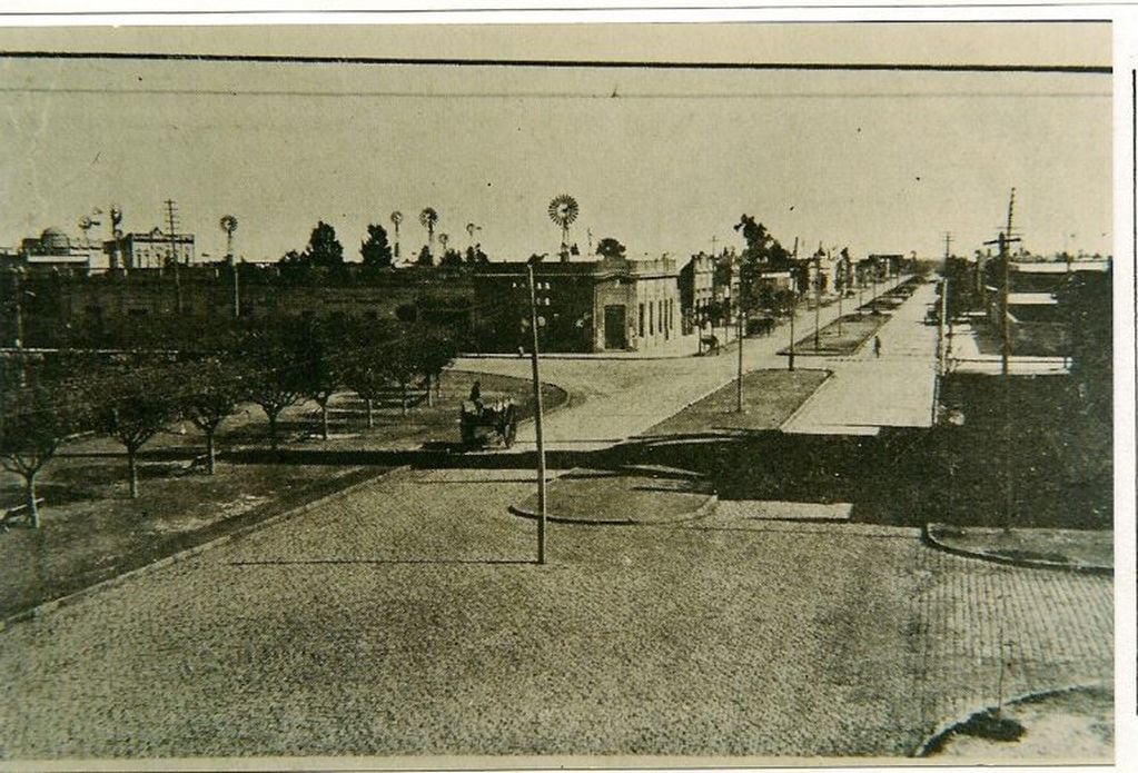 Tres Arroyos, Av. Rivadavia  año:1921 (foto: colección de Andrés Errea)