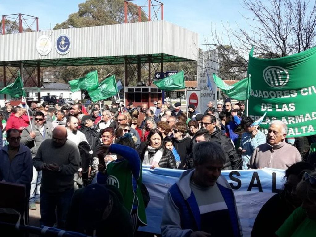 Más de un centenar de personas se convocaron frente a las oficinas de IOSFA