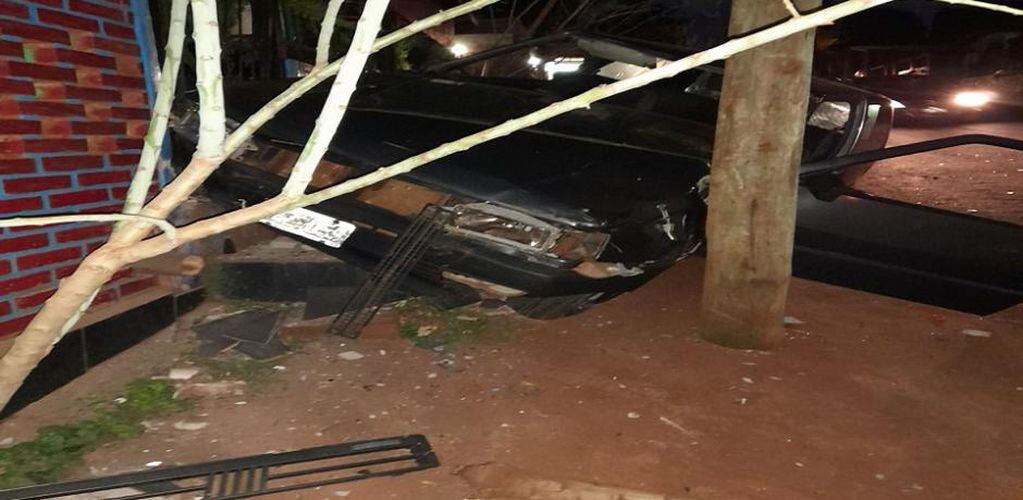 Un automóvil se incrustó en una vivienda en Eldorado.