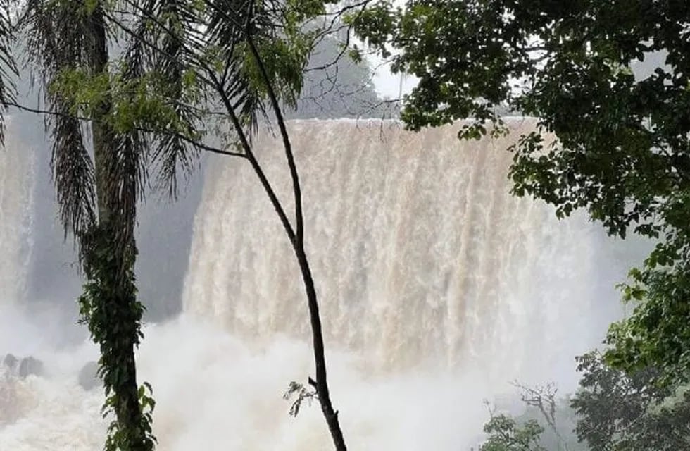 Empresa concesionaria evalúa daños en Cataratas del Iguazú tras aumento del caudal del río.