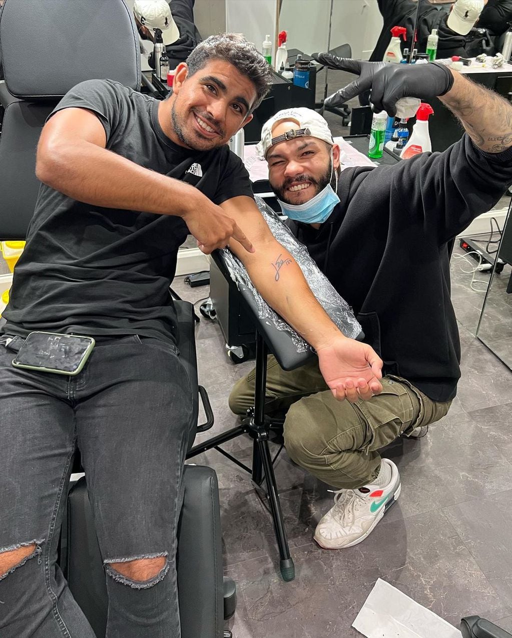 El profesor de educación física se tatuó la firma de Messi en el brazo.
