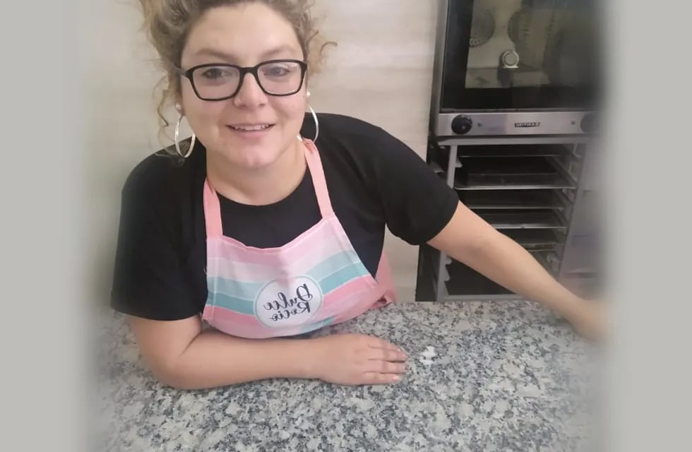 Ella es Rocio, la joven y mano detrás de la pastelería creativa Dulce Rocio.