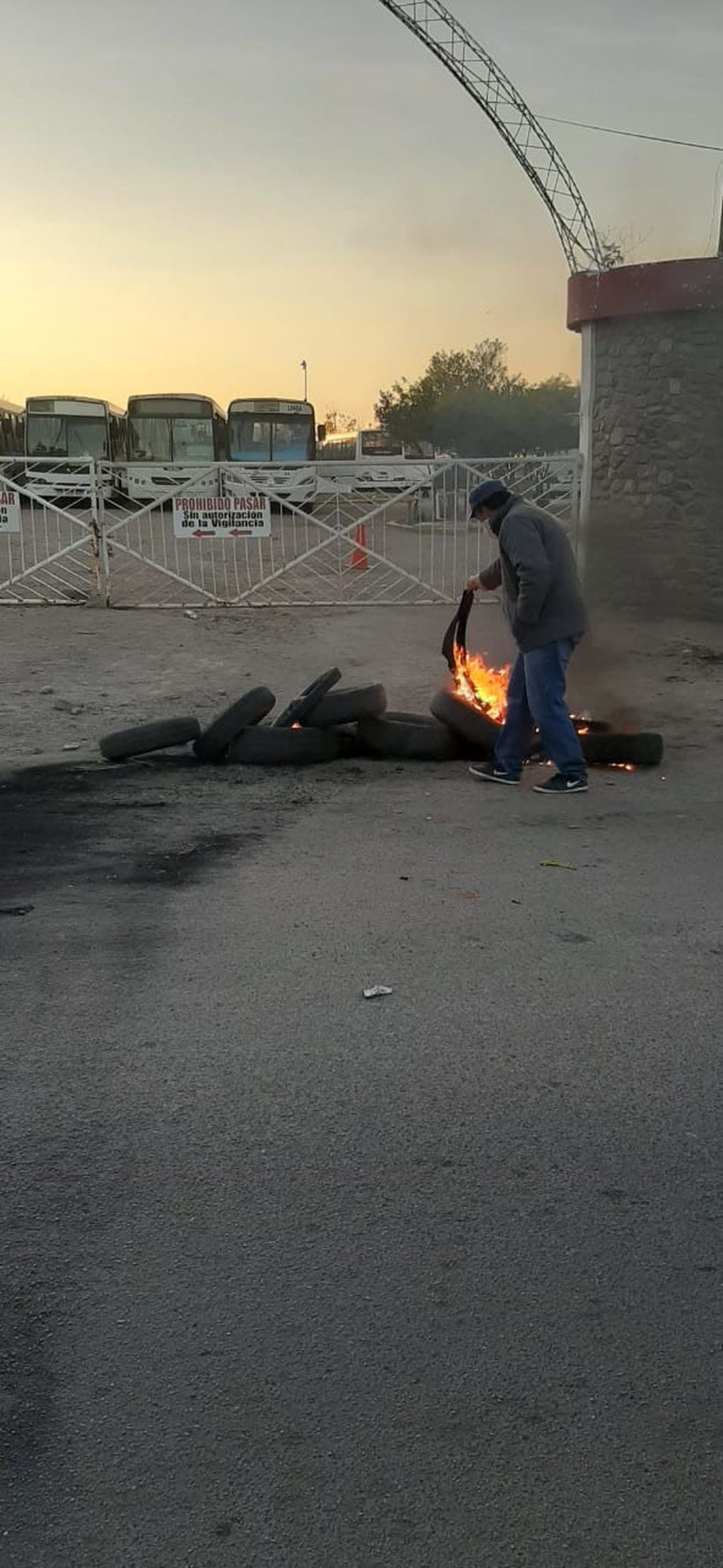 Trabajadores de San Francisco se manifiestan y queman neumáticos