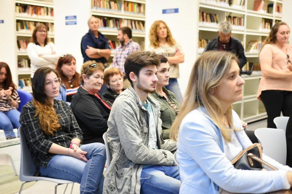 Mucho público se hizo presente en la Biblioteca "Lermo Balbi" para conocer a los ganadores. (Prensa Municipalidad de Rafaela)