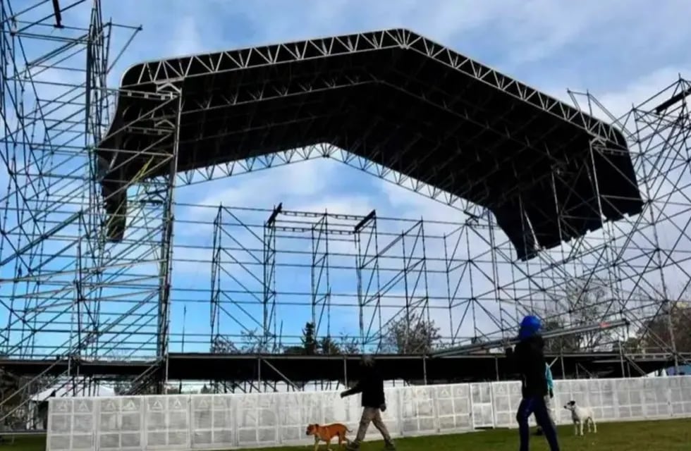 Todos los preparativos para la Fiesta de la Confluencia: el escenario se montó en el Parque Central.